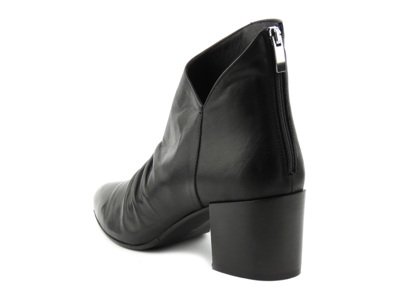 Skórzane, asymetryczne botki damskie Venezia TANIA F-30, czarne