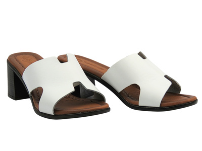 Skórzane klapki damskie na obcasie białe Cambell 25-64300