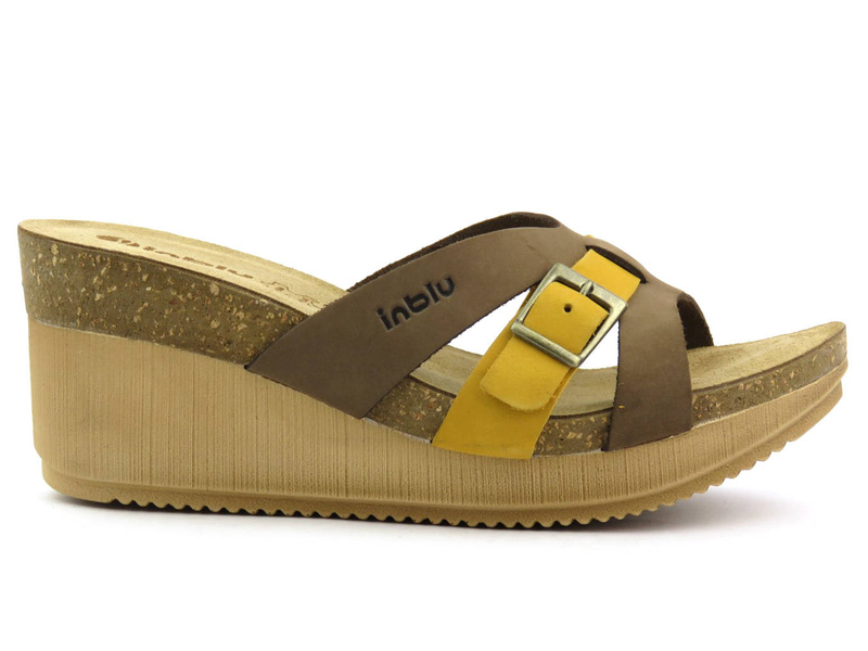 Skórzane klapki damskie na koturnie - INBLU EN-24, brązowe