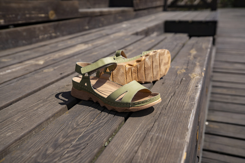 Skórzane sandały damskie na rzepy - Helios 136, zielone