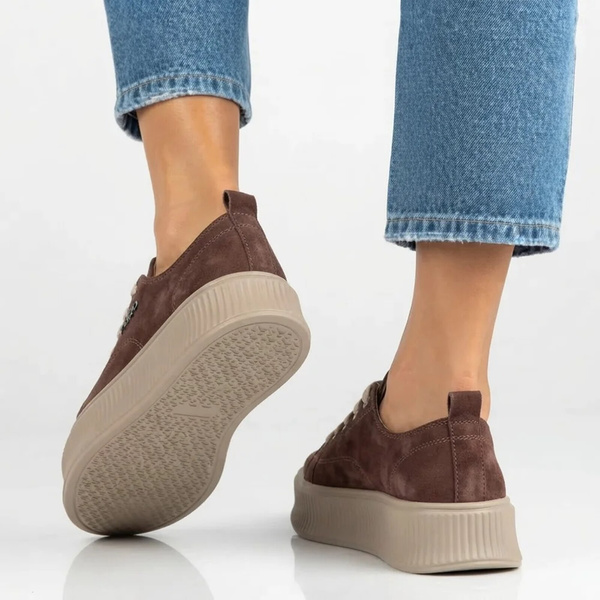 Wygodne sneakersy damskie ze skóry naturalnej zamszowej na platformie Filippo DP6122/26, brązowe