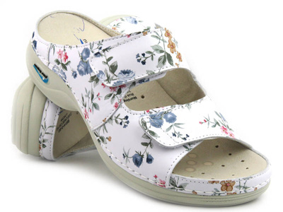 Wysokojakościowe klapki damskie, medyczne- Nursing Care  WG8F1, biały z kwiatkami