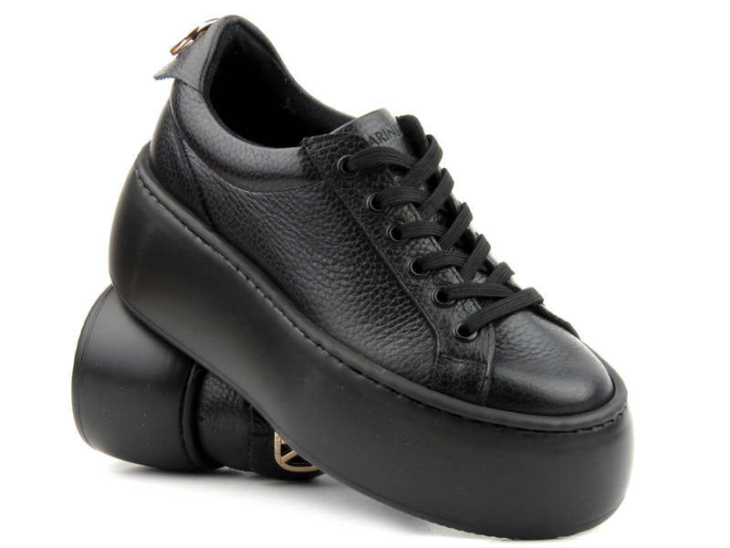 Skórzane buty damskie sportowe na platformie - Carinii B9253, czarne