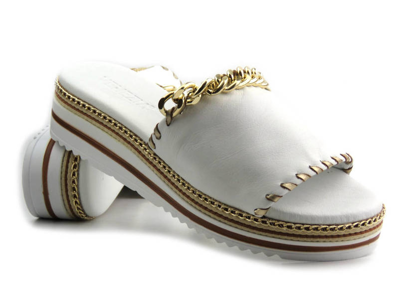 Skórzane klapki damskie ze złotym łańcuchem - VENEZIA 261601Z, białe