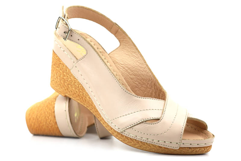 Skórzane, miękkie sandały damskie na koturnie - Agxbut 555, beżowe
