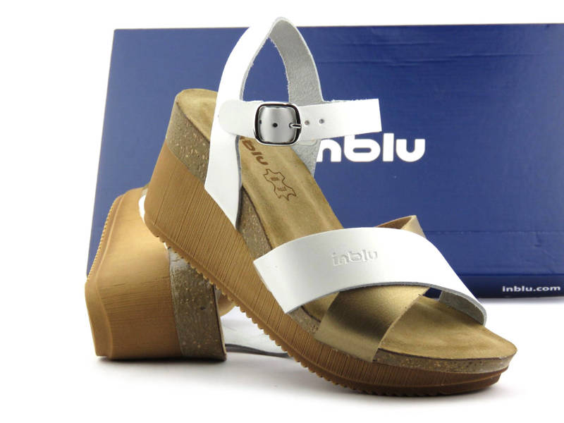 Skórzane sandały damskie na koturnie - INBLU EN-25, białe