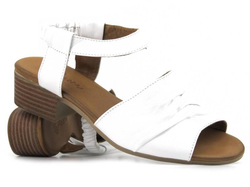 Skórzane sandały damskie na niewielkim obcasie - PIAZZA 910852, białe